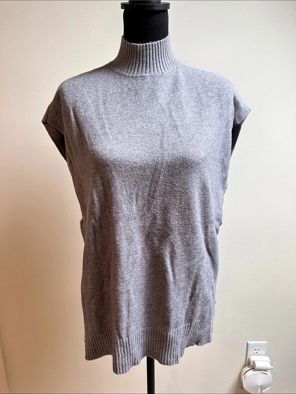 Cyrus Sleeveless Turtleneck Sweater Vest in Gray Size Small Like New